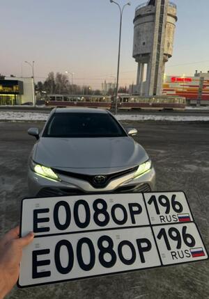 Фотография автомобиля с номером Е008ОР 196